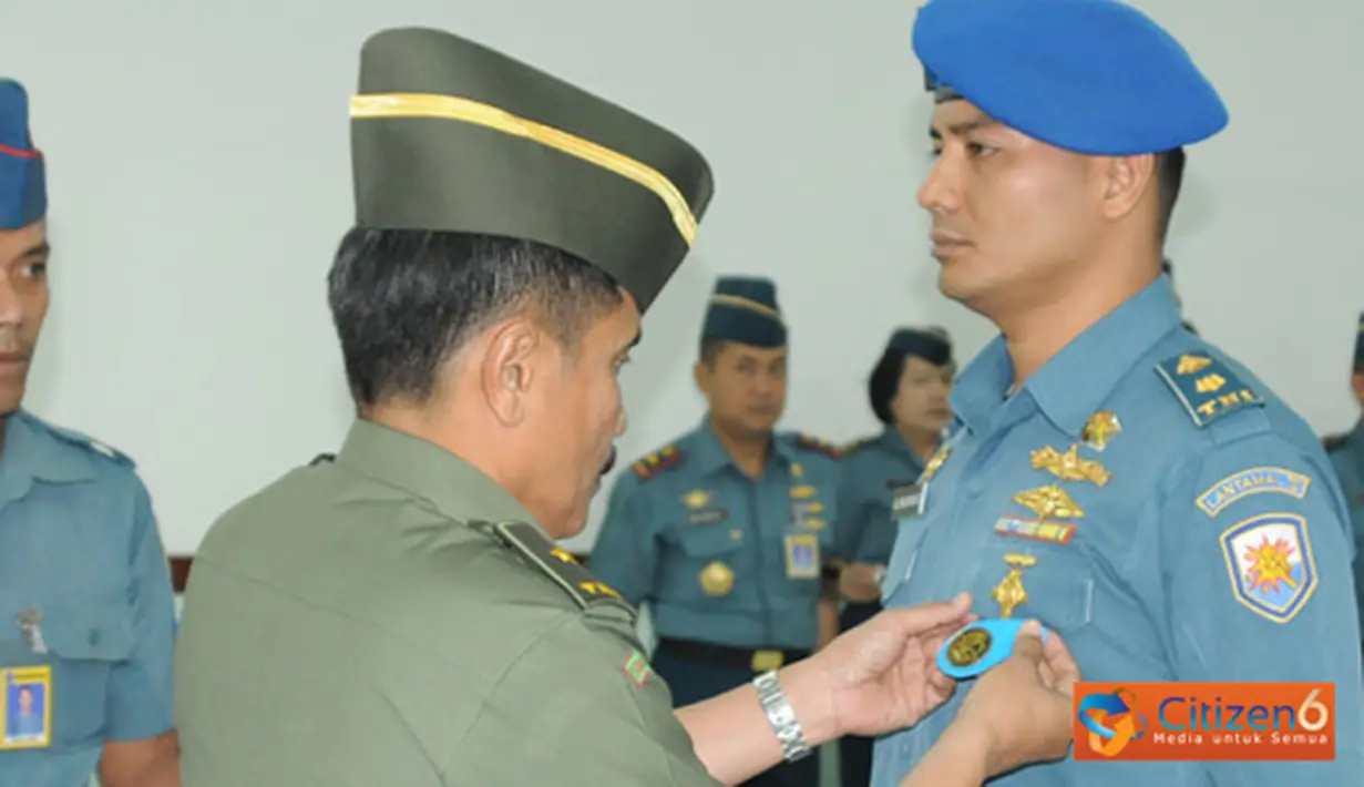 Citizen6, Surabaya: Bertindak sebagai Inspektur Upacara, Kapusdiklat Bahasa Kemhan Brigjen TNI Yoedhi Swastanto, menyematkan tanda siswa kepada salah satu personel TNI AL. (Pengirim: Kobangdikal).