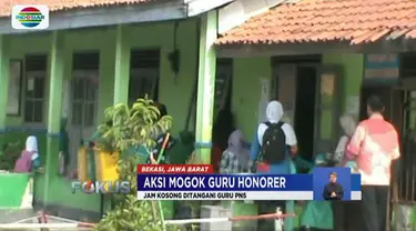 Memasuki hari keempat aksi mogok mengajar guru honorer, sejumlah personel polisi dari Polres Blitar diterjunkan ke sekolah-sekolah di Kabupaten Blitar, Jawa Timur, untuk menggantikan guru yang tidak masuk.