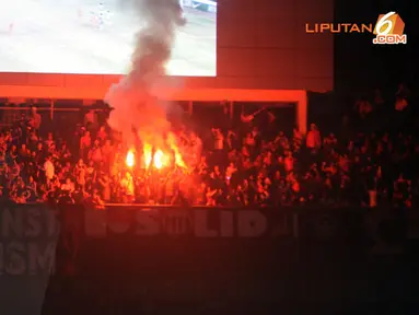Meski telah mendapat larangan untuk membakar kembang api dalam laga Indonesia vs Belanda yang dihelat di Jakarta pada 7 Juni 2013 namun beberapa suporter tetap saja membandel (Liputan6.com/Helmi Fithriansyah)