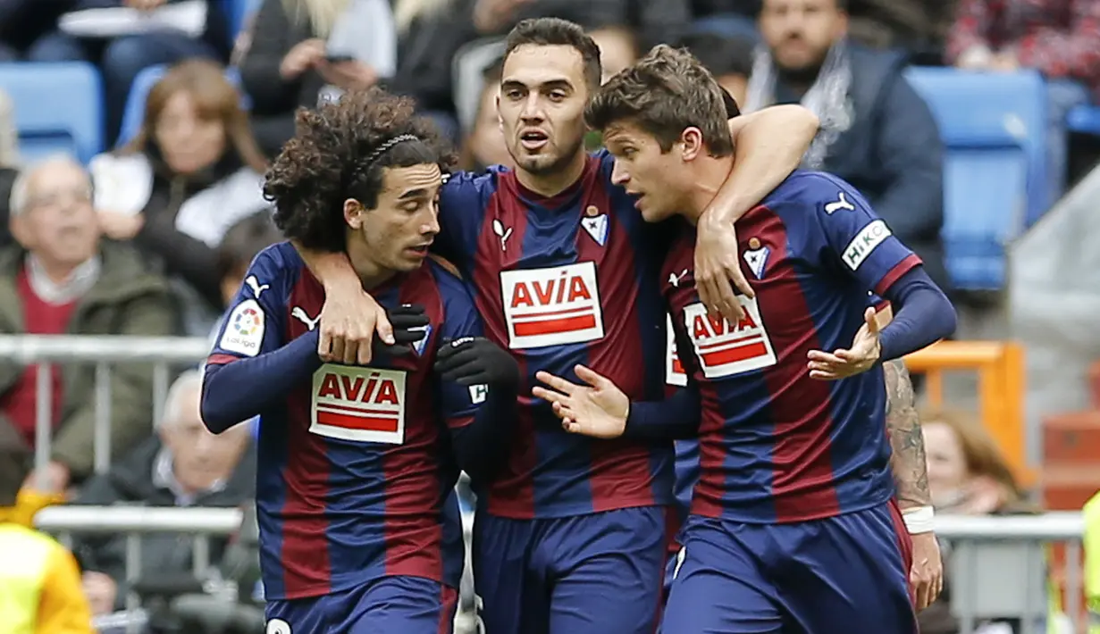Pemain Eibar merayakan gol yang dicetak oleh Marc Cardona ke gawang Real Madrid pada laga La Liga di Stadion Santiago Bernabeu, Sabtu (6/4). Real Madrid menang 2-1 atas Eibar. (AP/Paul White)