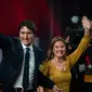 File foto pada 21 Oktober 2019, PM Kanada Justin Trudeau dan istrinya Sophie Gregorie Trudeau tiba untuk merayakan kemenangannya dengan para pendukung di Montreal. Dinyatakan positif terinfeksi virus corona covid-19, istri PM Kanada menjalani isolasi di rumah sakit . (Sebastien ST-JEAN/AFP)