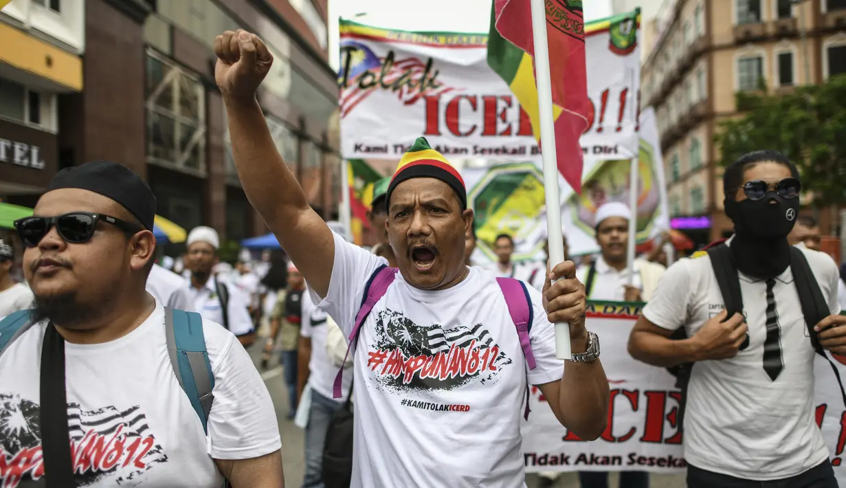 Pengunjuk saat unjuk rasa menentang penandatanganan konvensi anti diskriminasi PBB (ICERD) di Lapangan Merdeka di Kuala Lumpur (8/12). Unjuk rasa tersebut didukung oleh partai politik UMNO dan Parti Islam SeMalaysia (PAS). (AFP Photo/Mohd Rasfan)