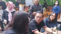 Bacagub Jakarta Pramono Anung berbincang dengan anak-anak muda di sebuah restoran hits di kawasan Kemang, Jakarta Selatan. (Merdeka.com)