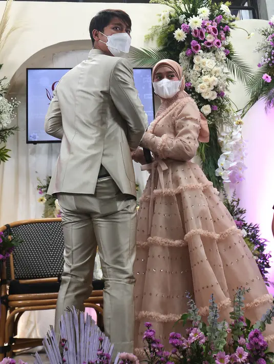 "Alhamdulillah Dede memiliki calon suami yang sangat mau sibuk, mau kerja, dan semua waktu untuk ngobrolin pernikahan bisa kami obrolin," ujar Lesti Kejora, saat ditemui di kawasan Kebayoran Baru, Jakarta Selatan, Rabu (23/6/2021). (Budy Santoso/Kapanlagi)