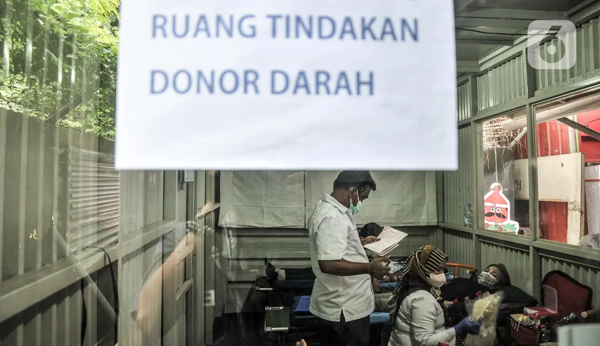 Suasana Ruang Tindakan Donor Darah saat kegiatan donor darah keliling di Thamrin 10, Jakarta, Senin (14/3/2022). Berdasarkan laporan, kebutuhan darah PMI DKI Jakarta per hari mencapai 800 kantong darah. (merdeka.com/Iqbal S. Nugroho)