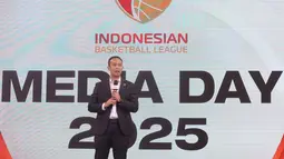 Direktur Utama IBL, Junaz Miradiarsyah memberikan sambutan dalam acara Media Day IBL 2025 di KYZN Kuningan, Jakarta Selatan, Kamis siang (12/12/2024). (Bola.com/M Iqbal Ichsan)