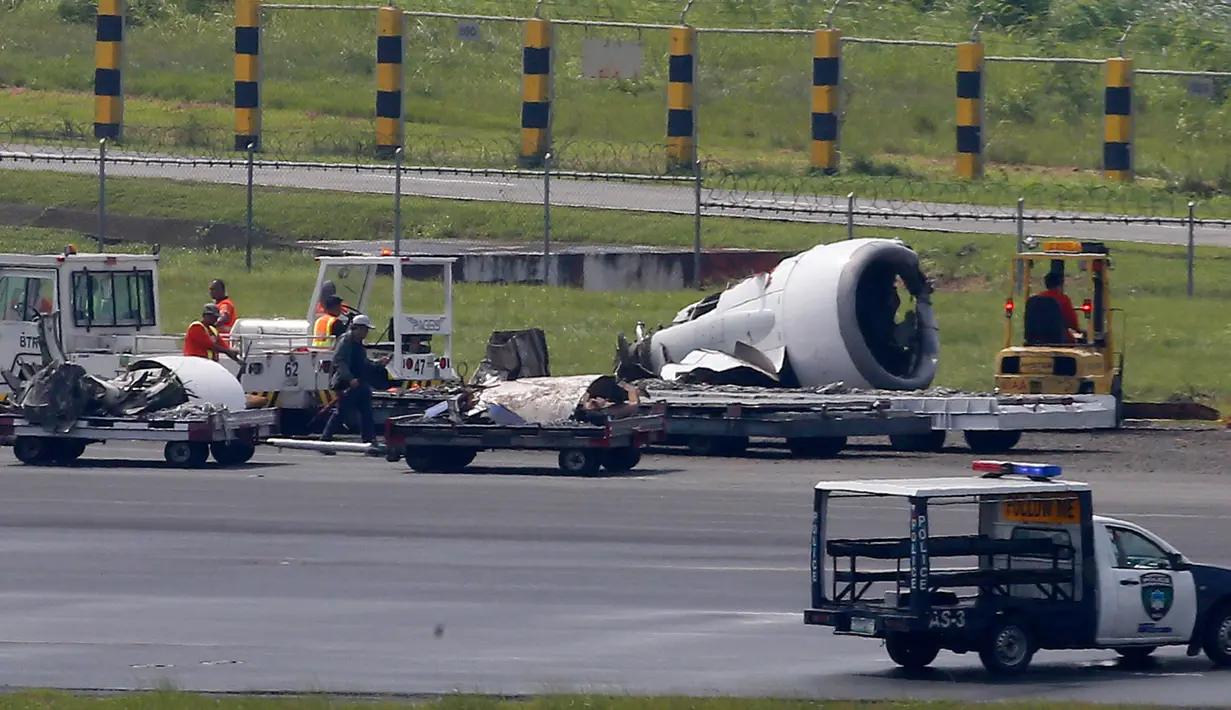 Mesin kiri pesawat milik XiamenAir terlepas dari sayap setelah tergelincir saat melakukan pendaratan di bandara internasional Manila, Filipina, Kamis (16/8). Penyebab pasti tergelincirnya pesawat ini masih dilakukan otoritas setempat. (AP/Bullit Marquez)