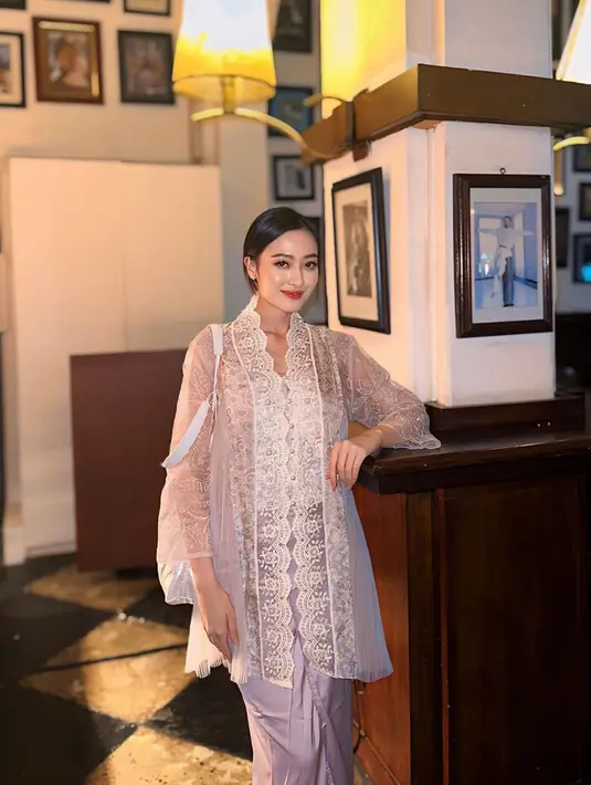 Puteri Modiyanti sendiri juga dikenal sebagai anak dari Tommy Soeharto dengan prestasi dan pendidikan cemerlang. Dirinya bahkan berhasil menyelesaikan kuliah di UI dan  University of Groningen. (Liputan6.com/IG/@putmod)