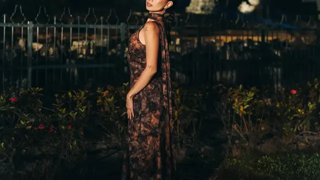 NIKI tampil anggun dengan gaun bermotif saat berpose di malam Prambanan Jazz Festival 2026
