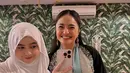 Meski tak pakai busana kembar, Marshanda dan Sienna berbagi potret seru saat Lebaran. Marshanda kenakan kaftan hitam dengan detail beads line hijau mint. Sementara Sienna tampil clean dengan outfit serba putih [@marshanda99]