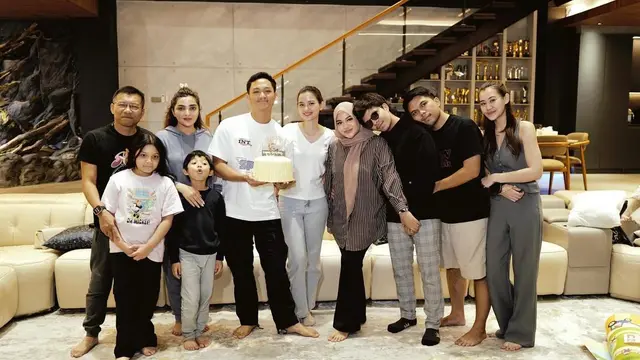 8 Momen Kejutan Ulang Tahun Azriel Hermansyah, Lamar Sarah Menzel saat Dinner