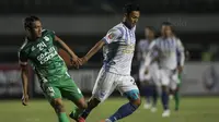 Striker PSIS, Hari Nur Yulianto, berusaha melewati bek PSMS, Legimin Raharjo, pada laga semifinal Liga 2 2017 di Stadion GBLA, Bandung, Sabtu (25/11/2017). PSMS menang 2-0 atas PSIS. (Bola.com/Vitalis Yogi Trisna)