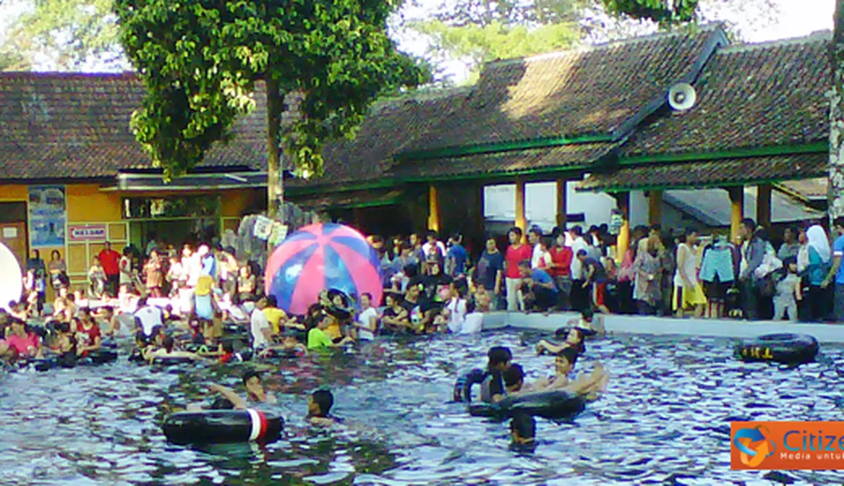 Kolam renang Cibulan yang terletak di Kuningan, Jawa Barat pada libur lebaran 1 Syawal 1432 penuh dengan pengunjung. 
