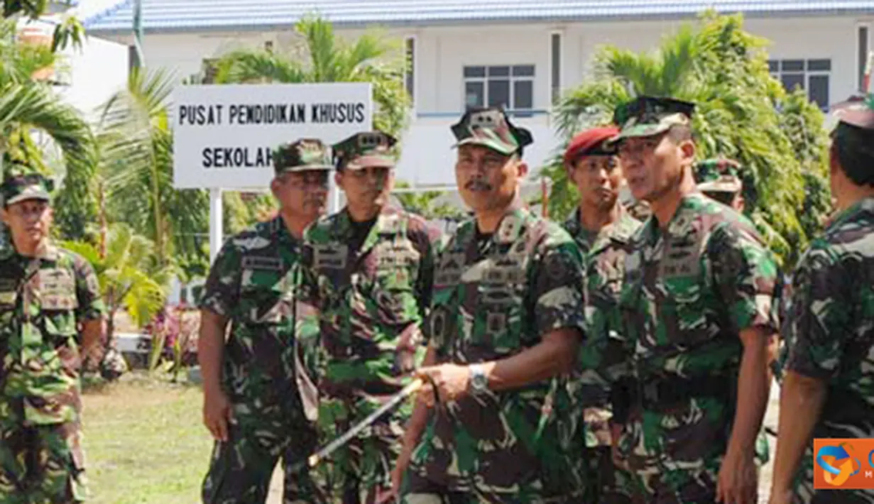 Citizen6, Surabaya: Dankobangdikal Laksda TNI Djoko Teguh Wahojo saat melaksanakan Sidak di dapur umum Kodikopsla, Kobangdikal, Ujung, Surabaya, Rabu (25/7). (Pengirim: Penkobangdikal)