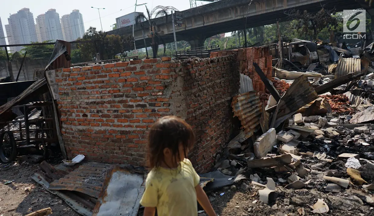 Suasana lahan parkir yang hangus terbakar di Jalan Budi Mulia Utara, Pademangan, Jakarta Utara, Rabu (24/7/2019). Kebakaran menghanguskan 14 mobil, 5 sepeda motor, dan 3 bedeng serta seorang warga mengalami luka bakar. (Liputan6.com/Immanuel Antonius)