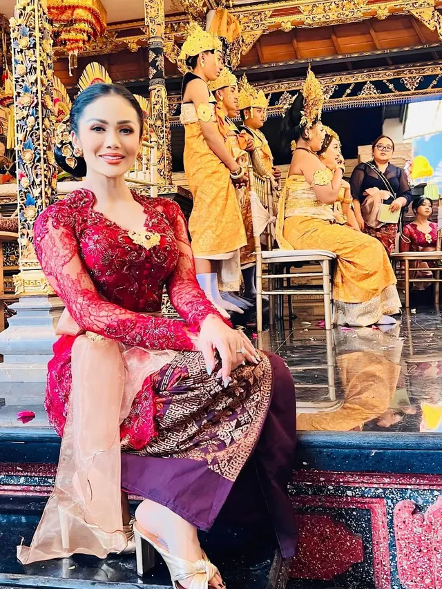 Potret Krisdayanti Pakai Kebaya Bali Warna Merah