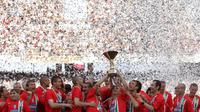 Juventus merayakan gelar juara Serie A 2005-2006. Namun, titel juara tesebut dilucuti akibat skandal Calciopoli. (AFP/GIULIO NAPOLITANO)
