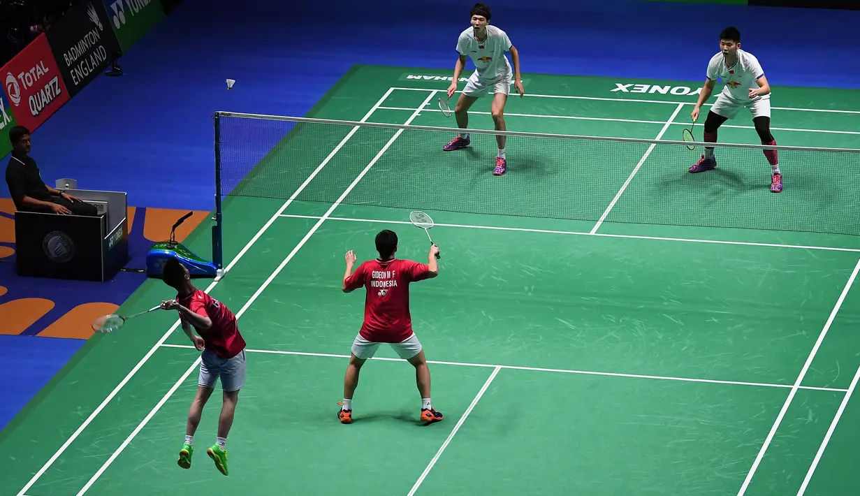 Ganda putra Indonesia, Kevin Sanjaya Sukamuljo/Marcus Fernaldi Gideon melawan Li Junhui/Liu Yuchen (Tiongkok) pada ajang All England Open 2017 di Inggris, Minggu (12/3). Marcus / Kevin menang dua set langsung 21-19 dan 21-14. (Justin TALLIS/AFP)