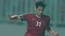 Aksi pemain timnas Indonesia U-23, Gavin Kwan saat duel dengan pemain Uzbekistan pada laga PSSI Anniversary Cup 2018 di Stadion Pakansari, Bogor, (03/5/2018). Indonesia U-23 bermain imbang 0-0. (Bola.com/Nick Hanoatubun)