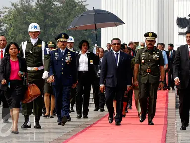 PM Timor Leste Rui Araujo (tengah) berjalan keluar usai mengunjungi TMP Kalibata, Jakarta, Rabu (26/8/2015). Ini merupakan kunjungan pertama Araoujo ke Indonesia sejak dilantik pada 16 Februari 2015 lalu. (Liputan6.com/Yoppy Renato)