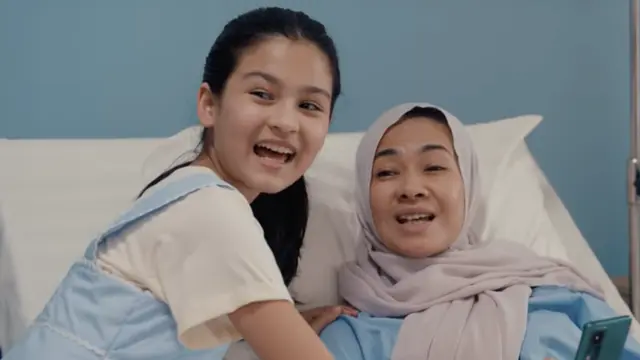 Emilat Morshedi sebagai Sarah dalam film Ahlan Singapore. (Foto: Dok. MD Pictures)