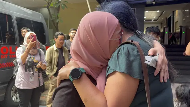Ibu Delpedro menangis di polda metro jaya