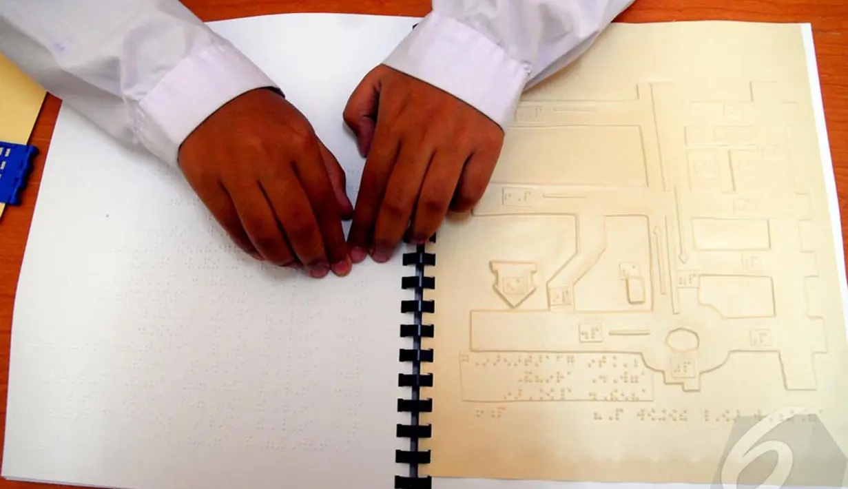 Soal dalam bentuk tulisan Braille diberikan kepada siswa berkebutuhan khusus dalam ujian nasional di SMPN 226 Pondok Labu, Jakarta Selatan, Senin (5/5/2014) (Liputan6.com/Miftahul Hayat). 