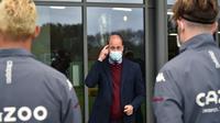 Pangeran William mengunjungi markas latihan Aston Villa, Selasa (4/5/2021). (AFP/Rui Vieira)
