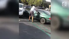 Seorang nenek menabrak mobil lain dengan brutal ketika sedang berada di parkiran pusat perbelanjaan.