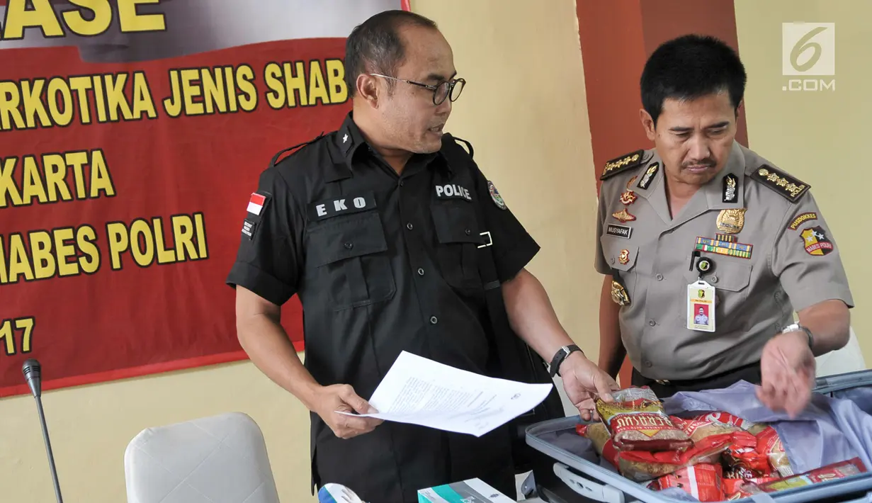 Direktur Tindak Pidana Narkoba Brigjen Eko Daniyanto mengamati barang bukti kasus peredaran narkotika jenis sabu, dalam jumpa pers di Rumah Sakit Polri, Selasa (13/6). Dari hasil operasi tersebut, petugas mengamankan 10 Kg Sabu (Liputan6.com/Yoppy Renato)