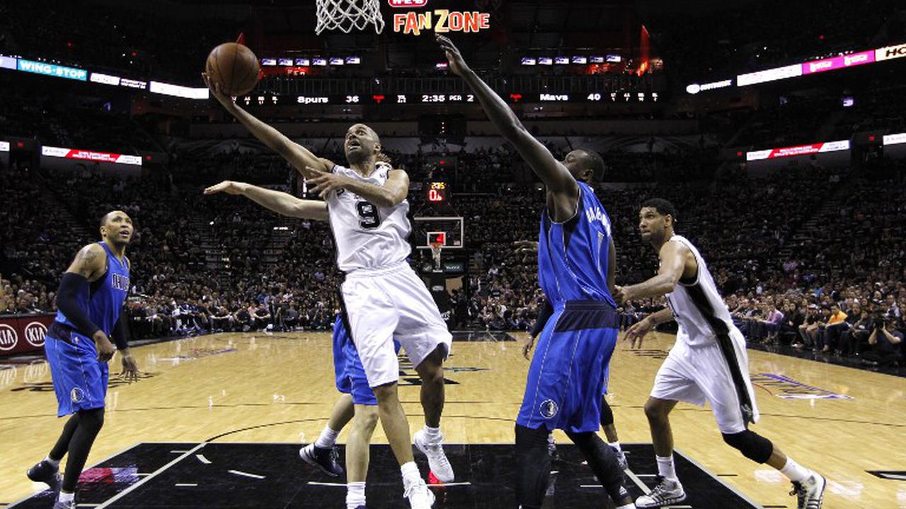 Tony Parker Coba Masukkan Bola