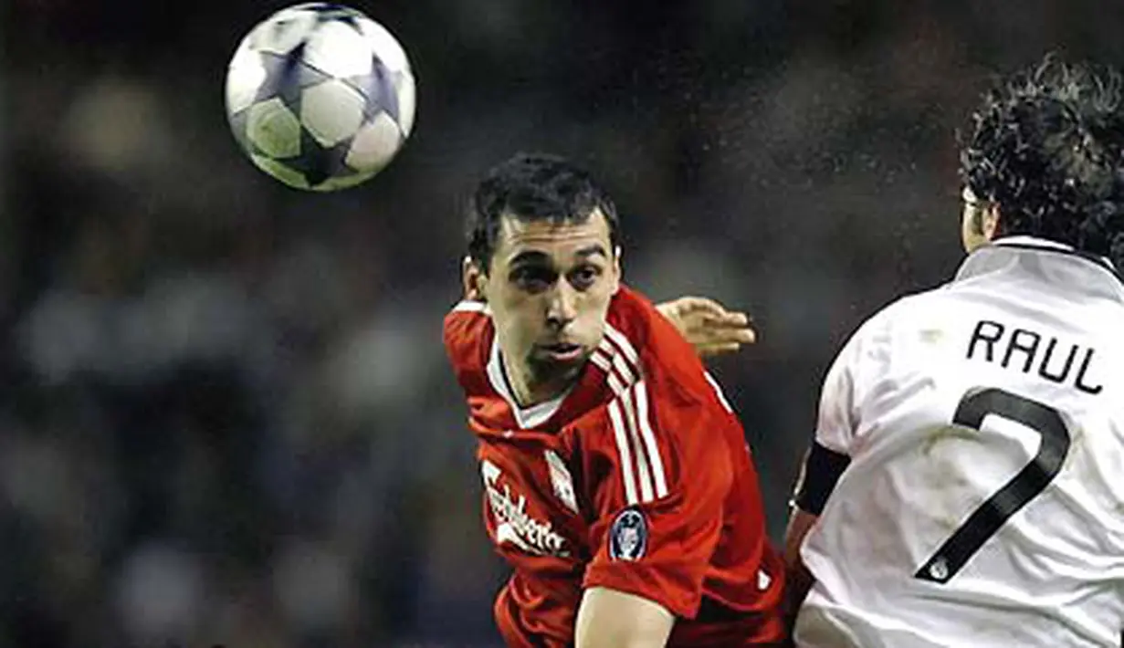 Bek Liverpool, Alvaro Arbeloa (kiri) berduel dengan striker Real Madrid, Raul, dalam partai Liga Champions putaran kedua di Anfield, Liverpool, 10 Maret 2009. AFP PHOTO/PAUL ELLIS