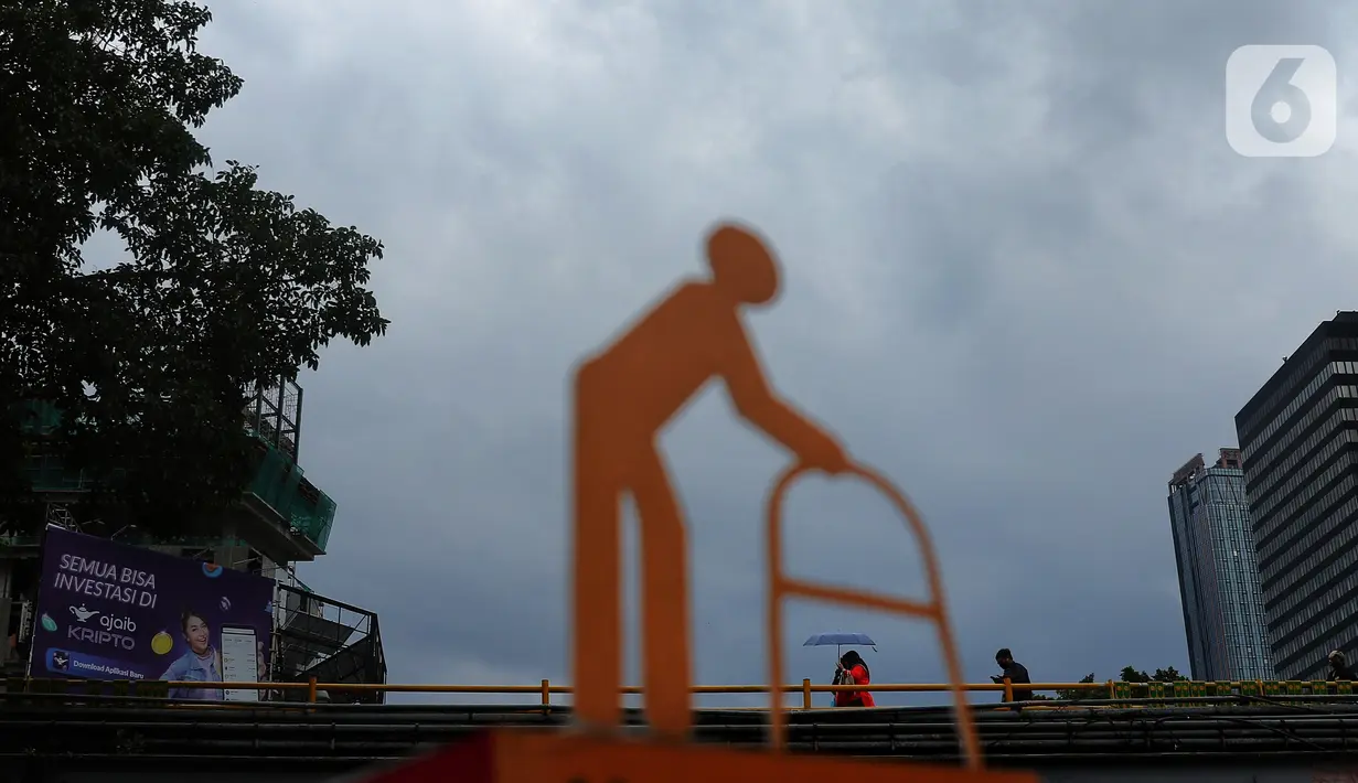 Pekerja tengah melintas di kawasan Kendal, Jakarta, Jumat (9/12/2022). Pemerintah Provinsi DKI Jakarta resmi menaikkan upah minimum provinsi (UMP) 2023 sebesar 5,6 persen atau menjadi Rp 4,9 juta. (Liputan6.com/Angga Yuniar)