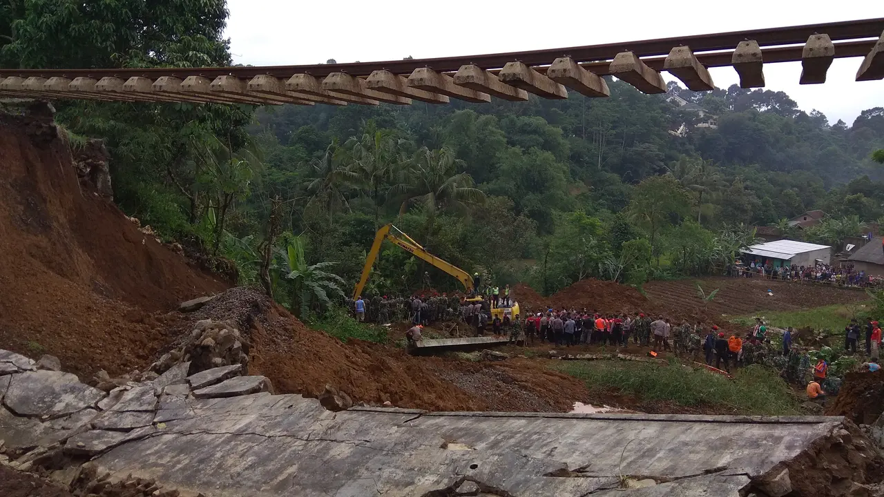 Tiga rumah tertimpa longsor tebing jalur lintasan kereta api tujuan Bogor-Sukabumi