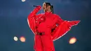 Rihanna tampil pada acara turun minum pertandingan sepak bola NFL Super Bowl 57 antara Kansas City Chiefs dan Philadelphia Eagles di Glendale, Arizona, Amerika Serikat, 12 Februari 2023. Rihanna memulai penampilannya dengan mengelus perut ala Beyonce dengan tonjolan yang jelas. (AP Photo/Matt Slocum)