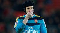 Kiper Arsenal, Petr Cech tampak sedih usai laga Southampton vs Arsenal di Stadion St Mary, Inggris, Sabtu (26/12/2015). Arsenal dihajar tuan rumah Southampton dengan skor telak 0-4. (Reuters / Eddie Keogh)