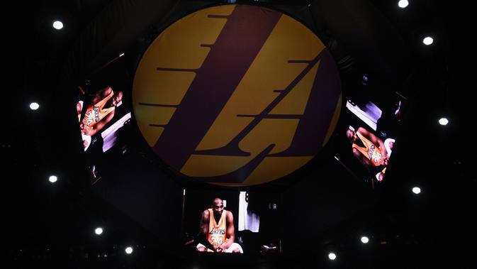 Layar video menunjukkan penghormatan kepada Kobe Bryant, sebelum pertandingan basket NBA Los Angeles Lakers melawan Portland Trail Blazers di Los Angeles (31/1/2020). Kobe Bryant meninggal bersama putrinya Gianna dalam kecelakaan helikopter di Calabasas, California. (AP Photo/Kelvin Kuo)
