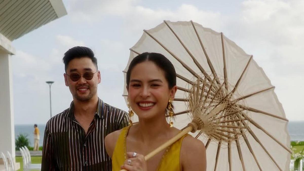 Gaya Elegan Maudy Ayunda Dibalut Dress Mustard Saat Hadir di Pernikahan Sahabat, Sederhana Namun Memesona