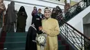 Pesinetron Egi John bersama pasangannya Kamilia Yasmin menunjukan buku nikah usai akad nikah di kawasan Cinere, Jakarta, Sabtu (1/7). (Liputan6.com/Herman Zakharia)