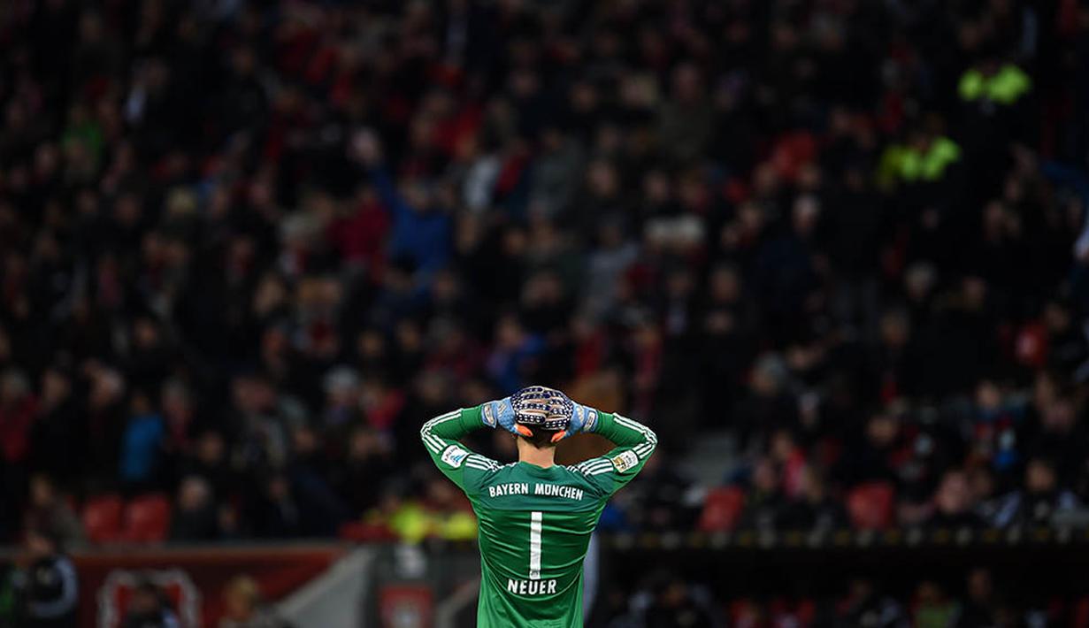 Kiper Bayern Munchen, Manuel Neuer, tampak kecewa saat laga melawan Leverkusen. Meski menguasai jalannya laga, Munchen hanya mampu melakukan dua kali tendangan ke arah gawang. (AFP/Patrik Stollarz)
