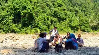 Proses coklit yang dilakukan di tepi sungai di kawasan Taman Nasional Aketajawe-Lolobata, Minggu (4/2) (Fakhruddin Abdullah/Malut Pos/Jawa Pos Group)