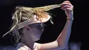 Petenis Ukraina Elina Svitolina merapihkan rambutnya saat melawan Katerina Siniakova dari Republik Ceko pada putaran kedua di kejuaraan tenis Australia Terbuka di Melbourne, Australia, (17/1). (AP Photo / Andy Brownbill)
