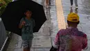 Mereka rela berhujan-hujan untuk mendapat rejeki tambahan yang akan digunakan untuk kebutuhan sehari-hari. (Liputan6.com/Angga Yuniar)