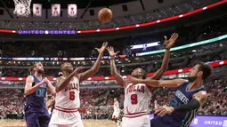 Para Pemain Chicago Bulls berebut bola pemain Charlotte Hornets pada laga NBA preseason basketball game di Chicago, Selasa (18/10/2016) WIB.  (AP/Charles Rex Arbogast)