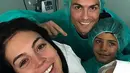 Keromantisan memang selalu terlihat dari Ronaldo dan Georgina di berbagai kesempatan. Bahkan pesepak bola yang satu ini juga sering mengunggah kebersamaan mereka. (Instagram/cristiano)