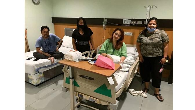 Jalani Operasi Kista Ovarium, Ini 6 Potret Terbaru Feby Febiola (sumber: Instagram.com/ernideborah19)