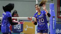 Pemain Bandung BJB Tandamata, Shella Bernadetha Onnan (kanan) melakukan selebrasi usai mencetak poin saat laga lanjutan PLN Mobile Proliga 2022 melawan Jakarta Pertamina Fastron di Padepokan Voli Jenderal Polisi Kunarto, Sentul, Sabtu (23/01/2022). (Bola.com/Bagaskara Lazuardi)