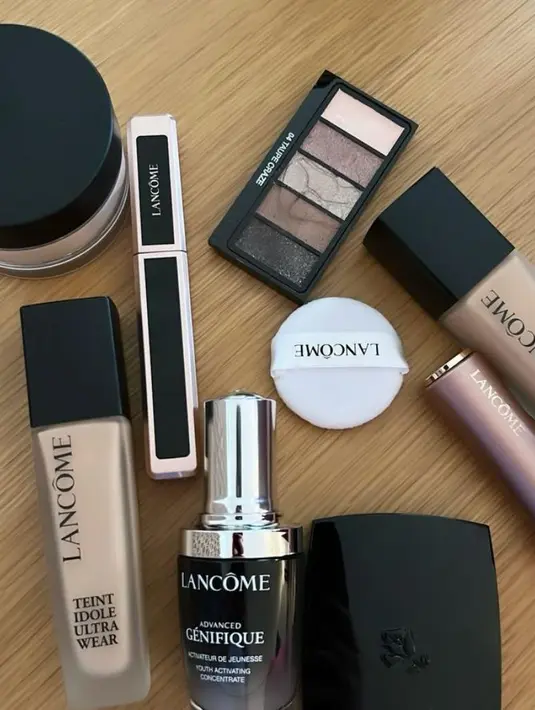 Untuk menghasilkan glam makeup look yang sempurna, Raisa menggunakan produk makeup dari Lancome. Sang MUA menggunakan blush on  Lancome shade Blushing Trésor, Hypnose eyeshadow palette in Taupe Craze and Reflet d’Améthyeste, eyeliner dan mascara lancome Idole, hingga setting powder.  [@raisa6690/@archangelachelsea]