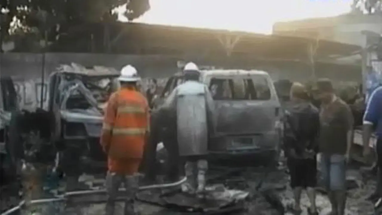 Diduga Karena Petasan, Kebakaran Lahap 3 Mobil dan Warung Bakso