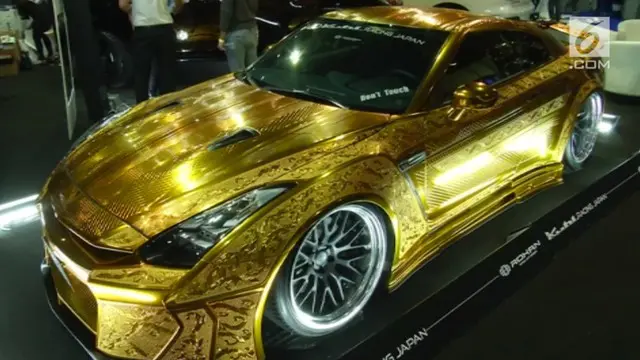 Mobil ini secara manual dilapisi dengan emas. Tidak hanya itu, ada juga ukiran antk yang menghiasi bodynya.
